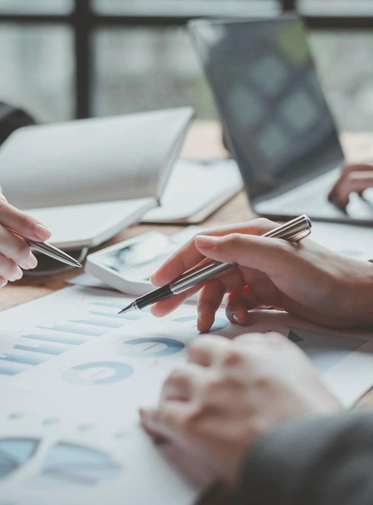 szary długopis w&nbsp;dłoni