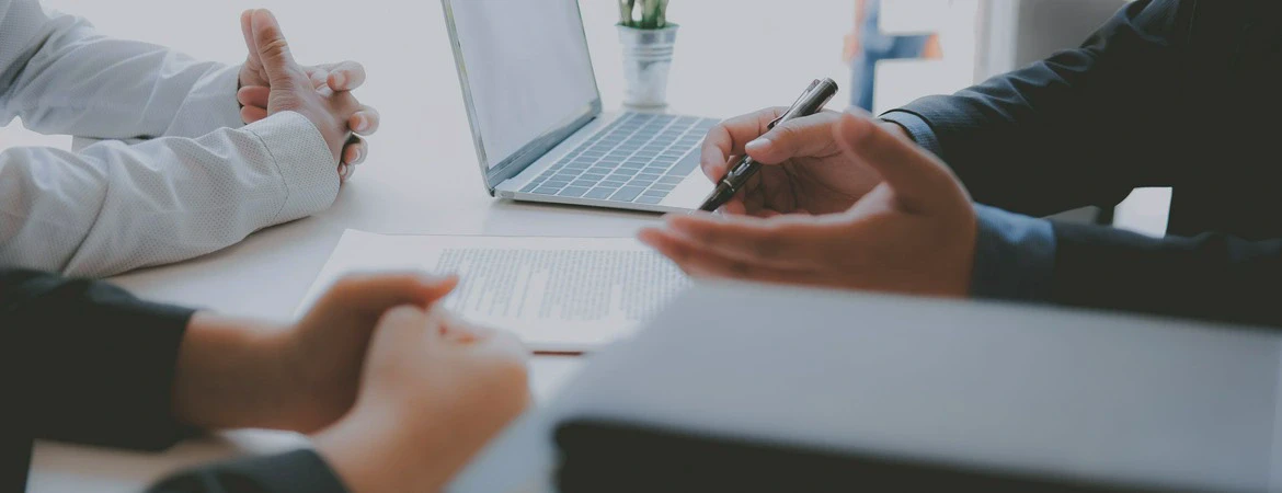 rozmowa przy laptopie